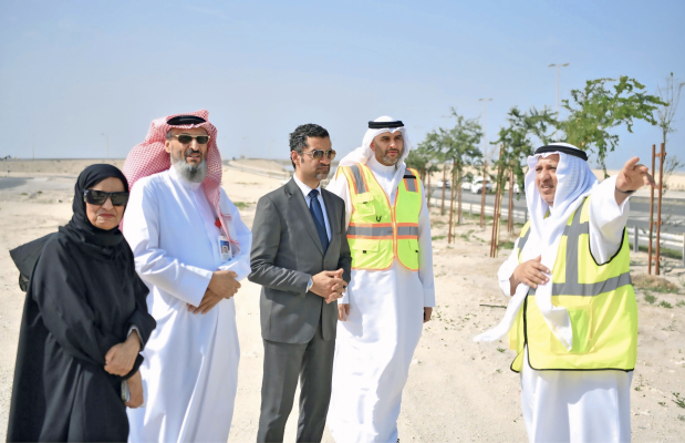 Minister inspects King Hamad Street tree-planting project
